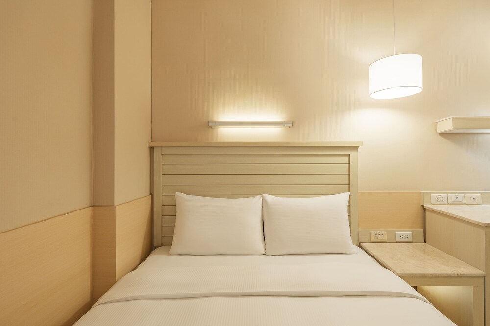 kindness hotel liouhe night market zhongzhen