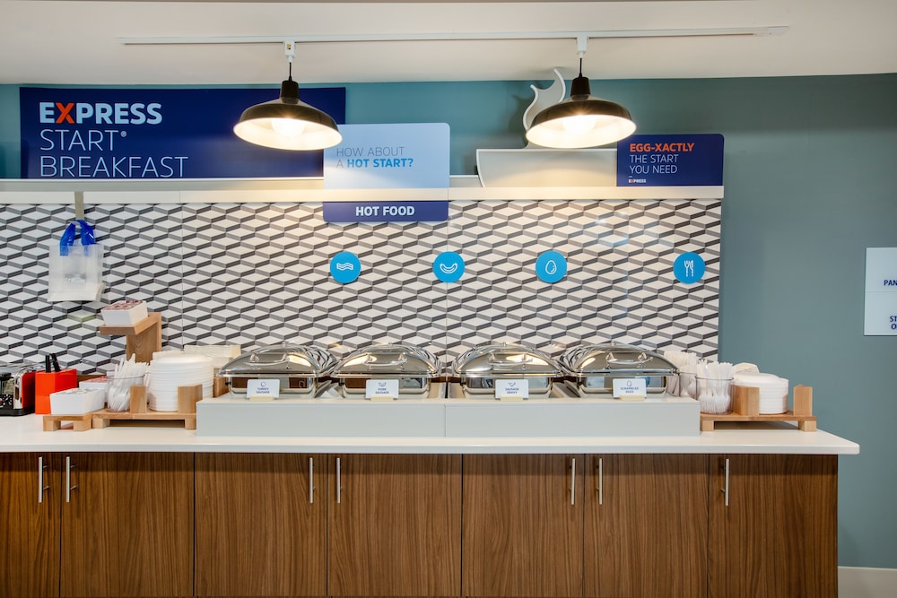 holiday inn express hotel and suites columbus by ihg