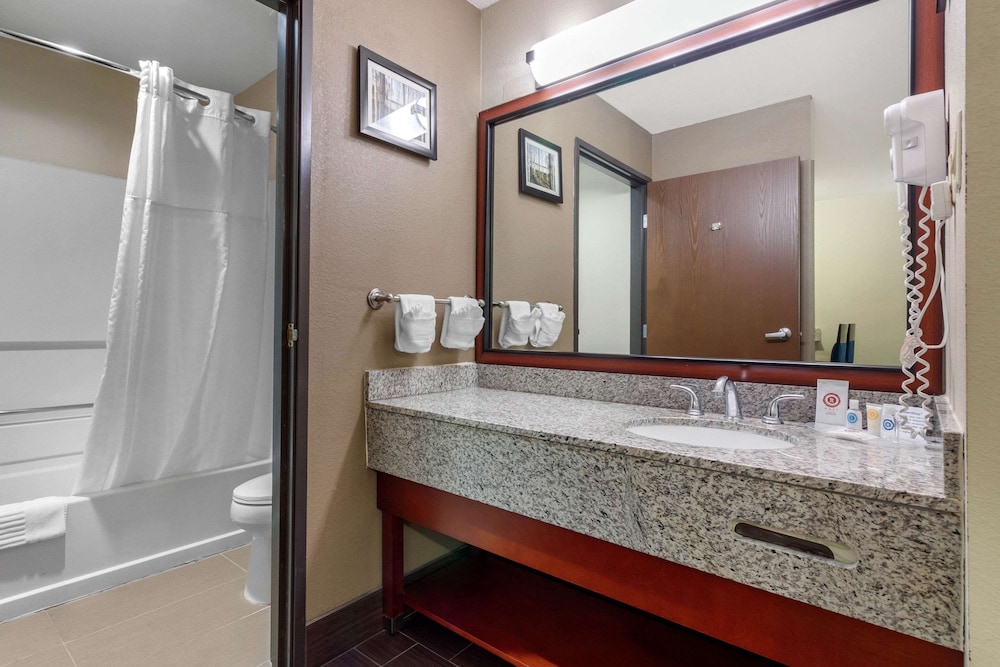 comfort suites omaha east council bluffs