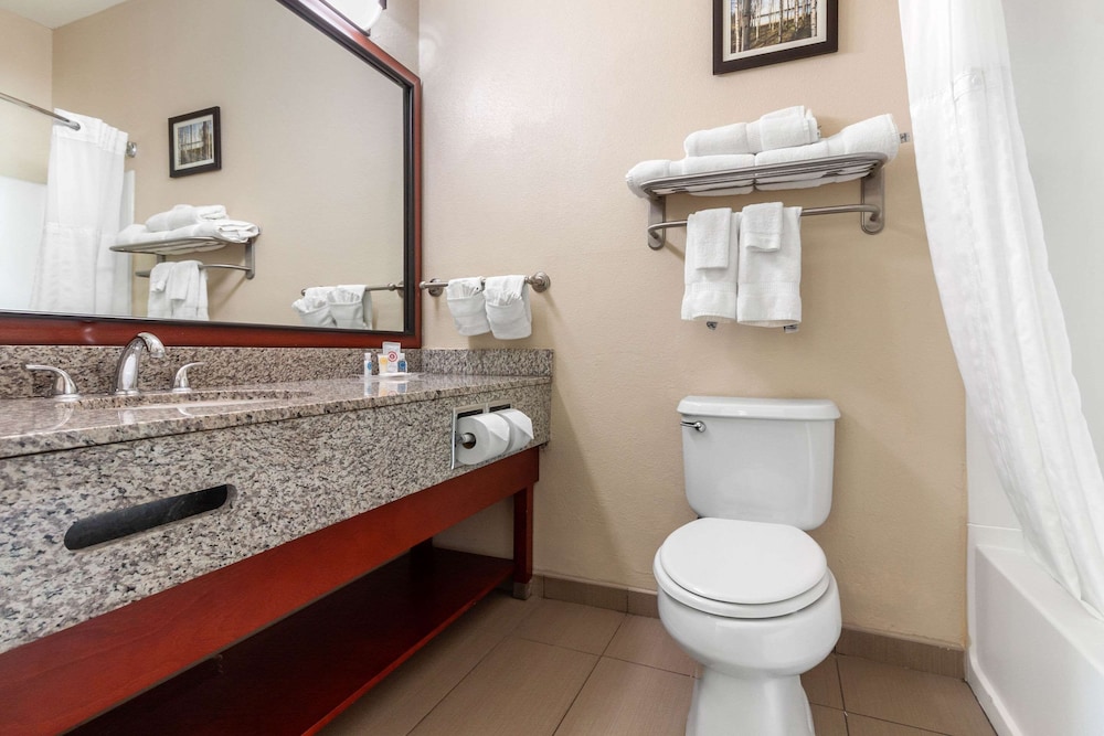 comfort suites omaha east council bluffs