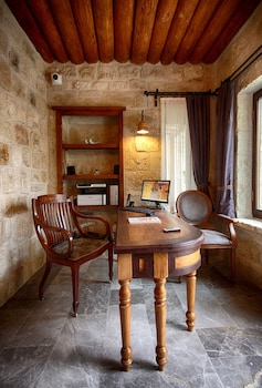 1811 cave hotel