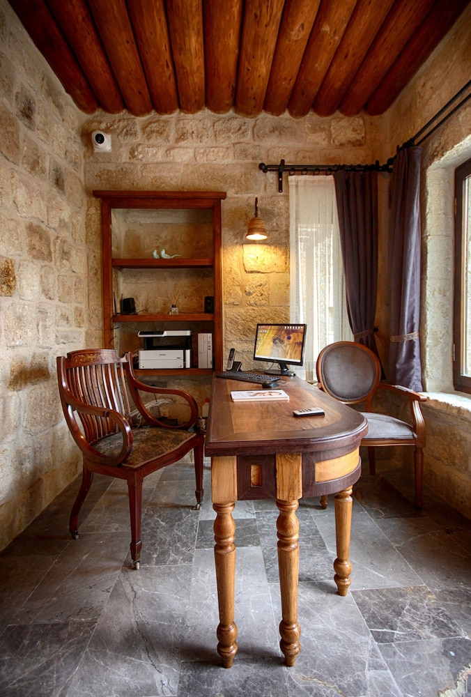 1811 cave hotel