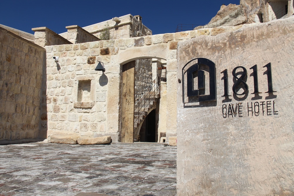 1811 cave hotel