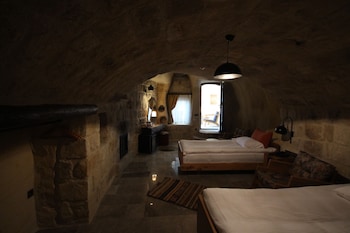 1811 cave hotel
