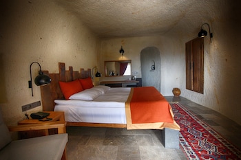 1811 cave hotel