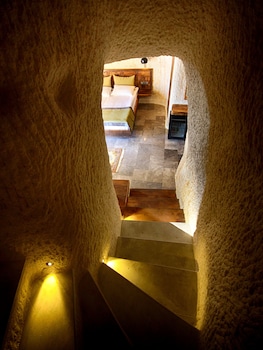 1811 cave hotel