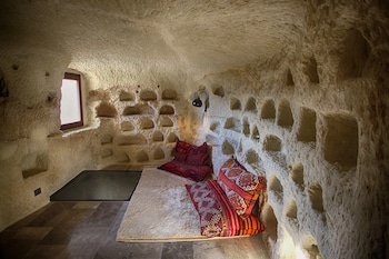 1811 cave hotel