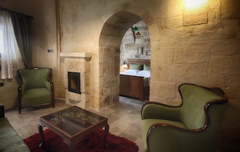 1811 cave hotel