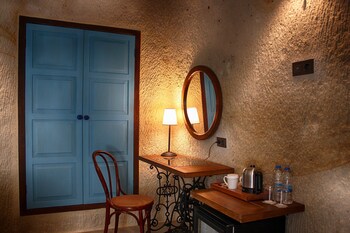 1811 cave hotel