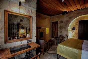 1811 cave hotel