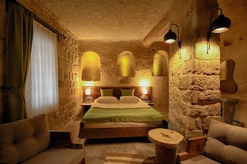 1811 cave hotel