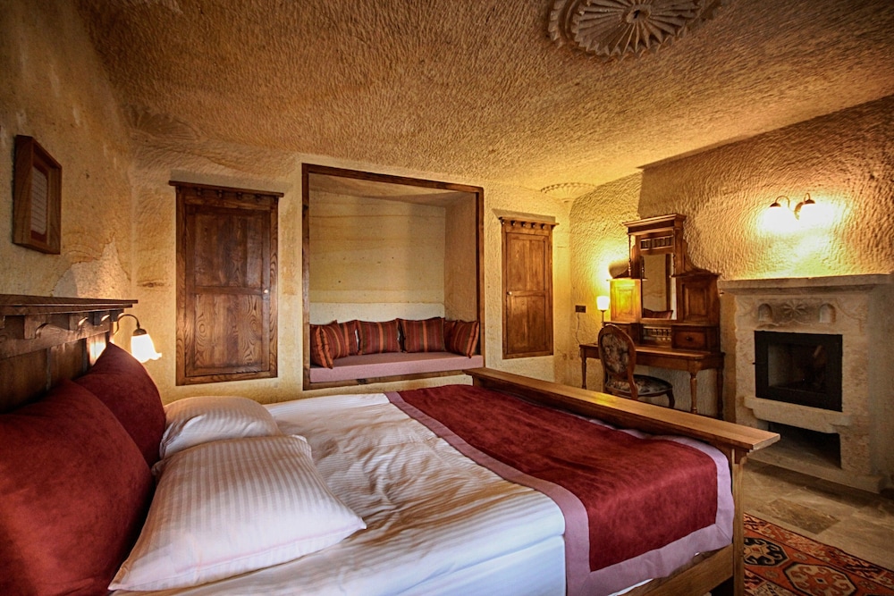 1811 cave hotel