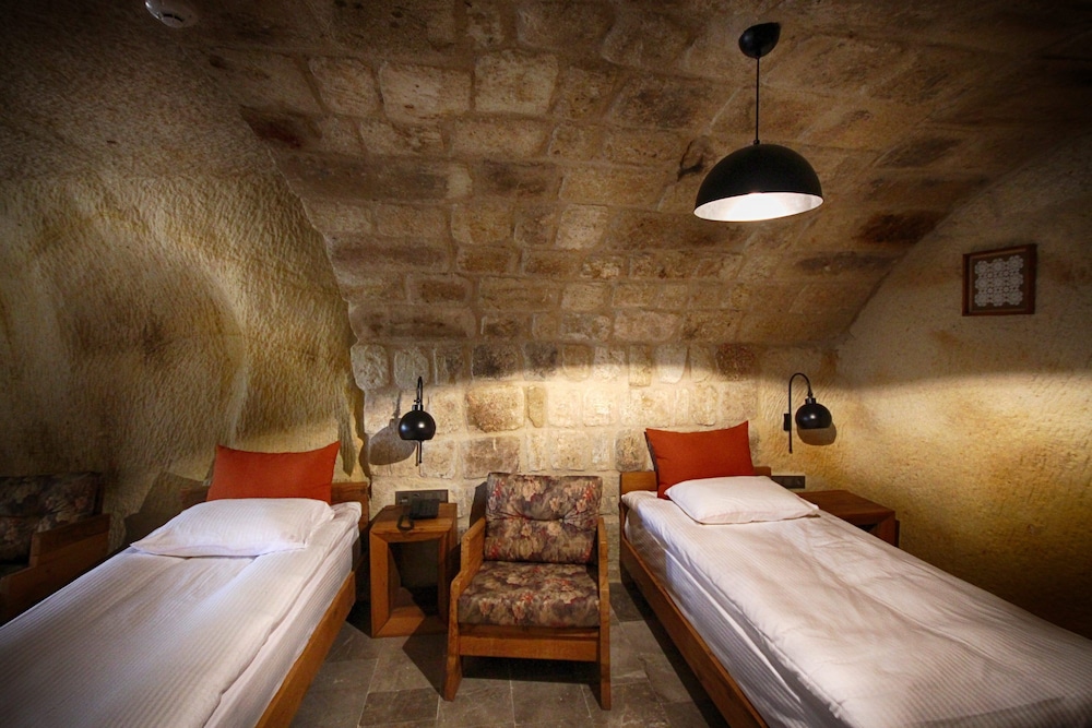 1811 cave hotel