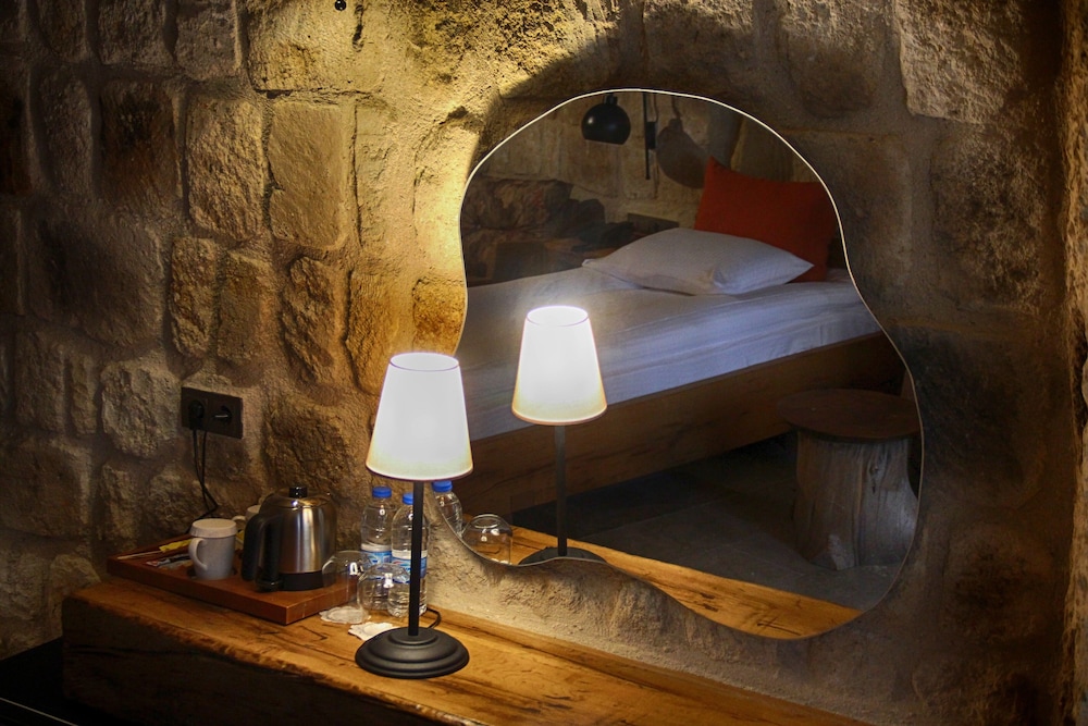 1811 cave hotel