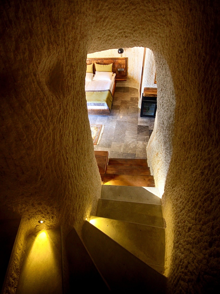 1811 cave hotel