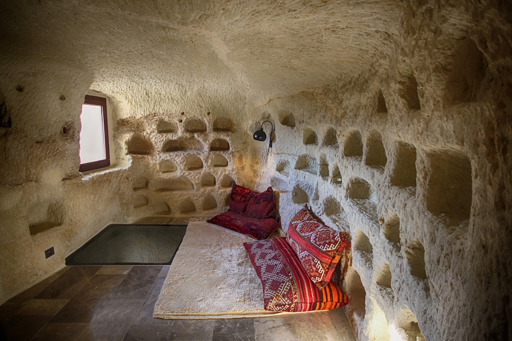1811 cave hotel