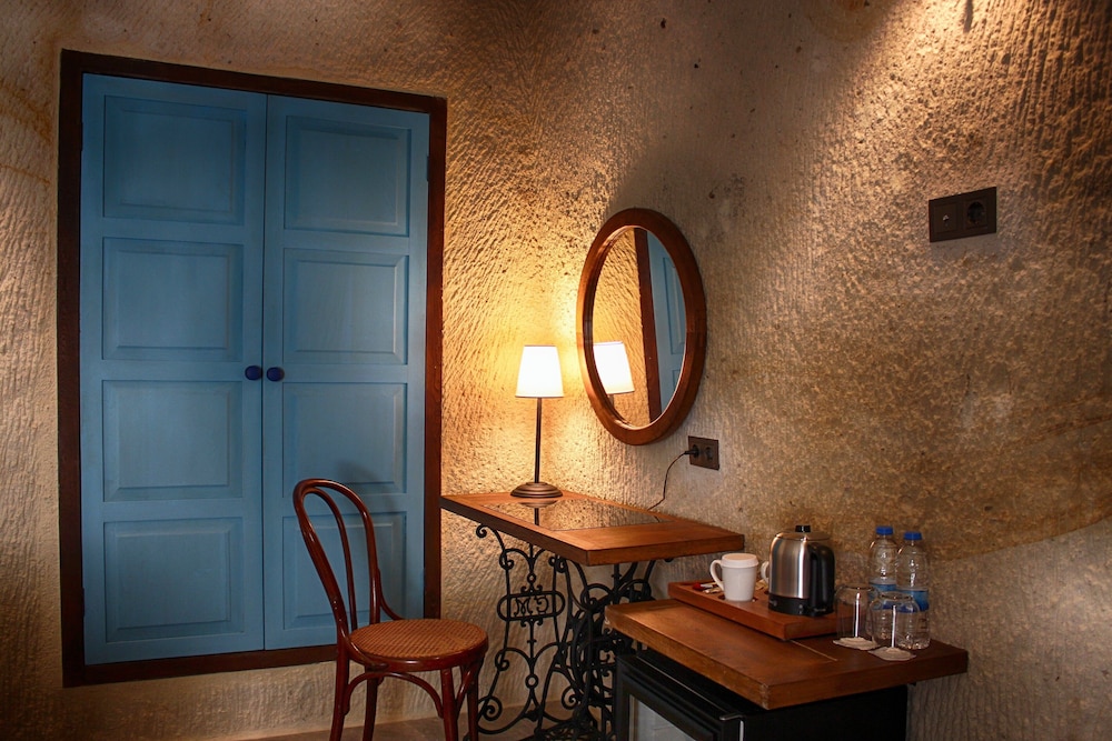 1811 cave hotel