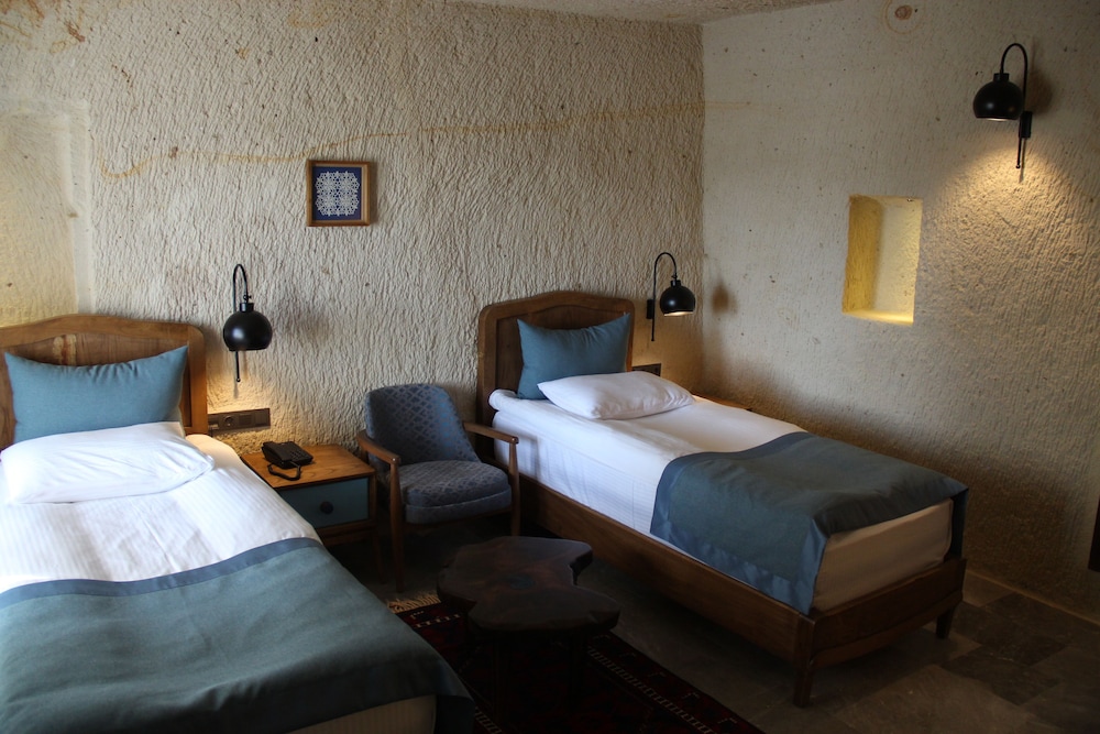 1811 cave hotel