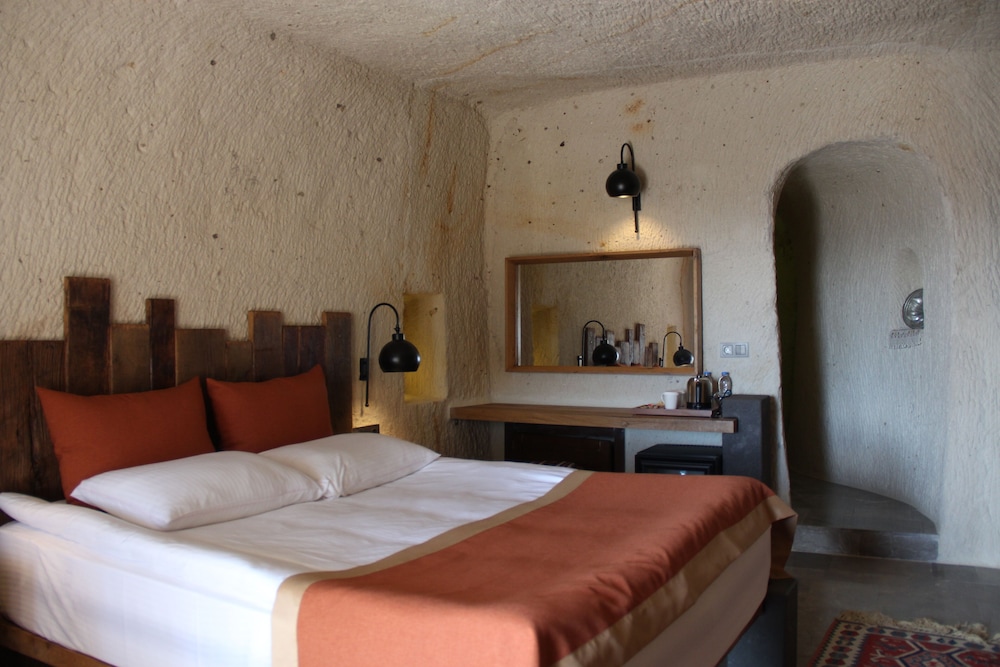 1811 cave hotel