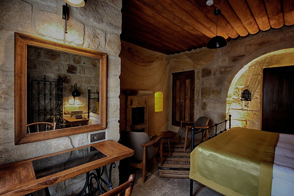 1811 cave hotel
