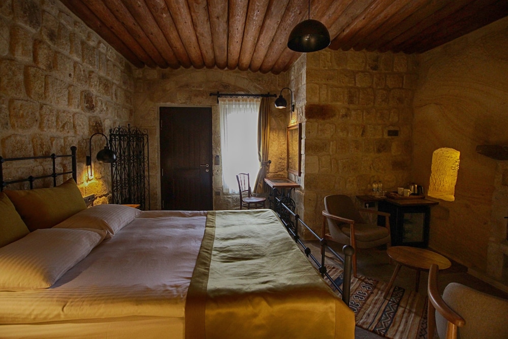 1811 cave hotel