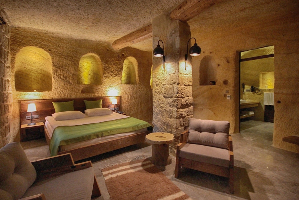 1811 cave hotel