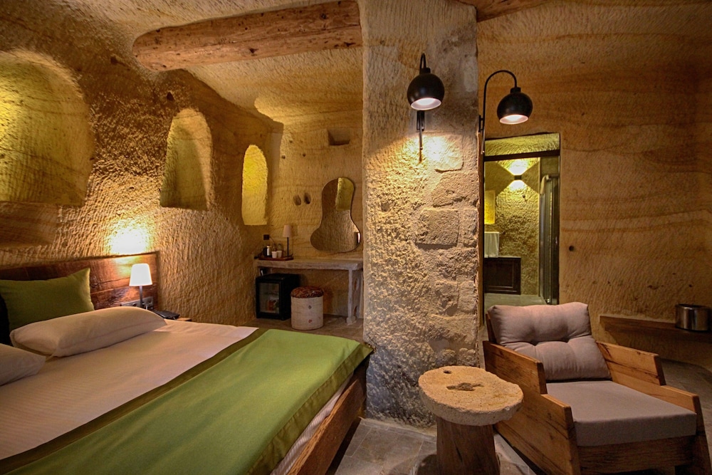 1811 cave hotel