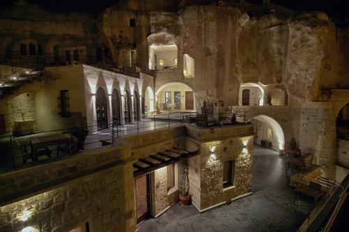 1811 cave hotel