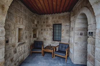 1811 cave hotel