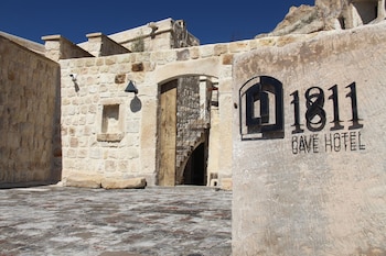 1811 cave hotel