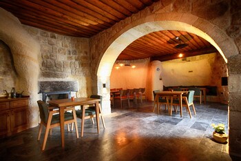 1811 cave hotel