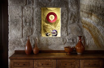 1811 cave hotel