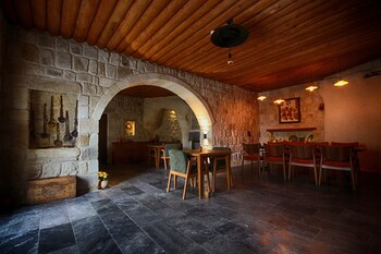 1811 cave hotel