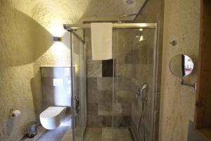 1811 cave hotel