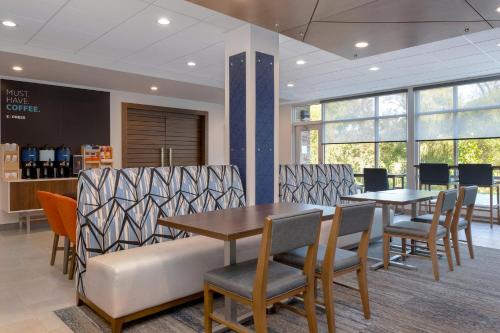 holiday inn express and suites alton st louis area