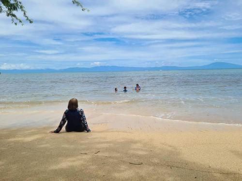 calatagans bahay kubo with beach access