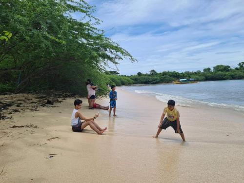 calatagans bahay kubo with beach access