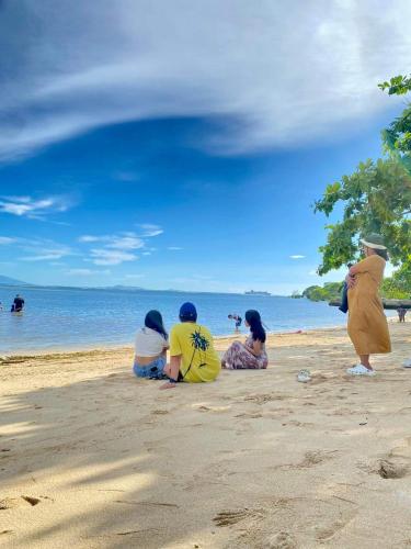 calatagans bahay kubo with beach access