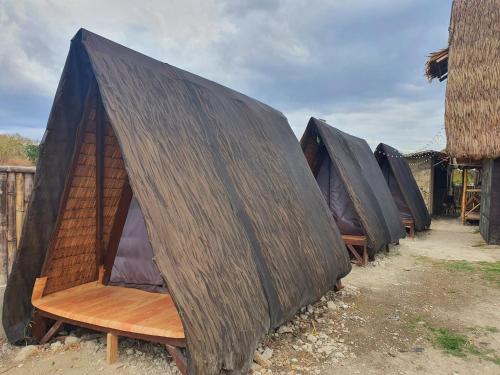 calatagans bahay kubo with beach access