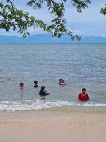 calatagans bahay kubo with beach access