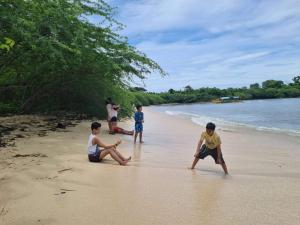 calatagans bahay kubo with beach access