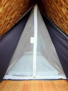 calatagans bahay kubo with beach access