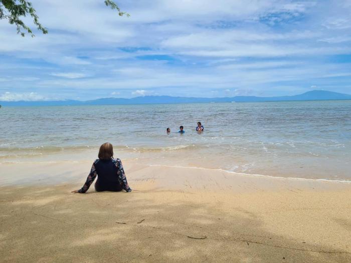 calatagans bahay kubo with beach access
