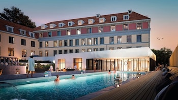 Le Grand Hotel, The Originals Relais,Rue Des Thermes,4 star