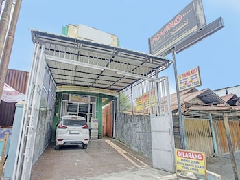 spot on 92905 sutomo residence syariah