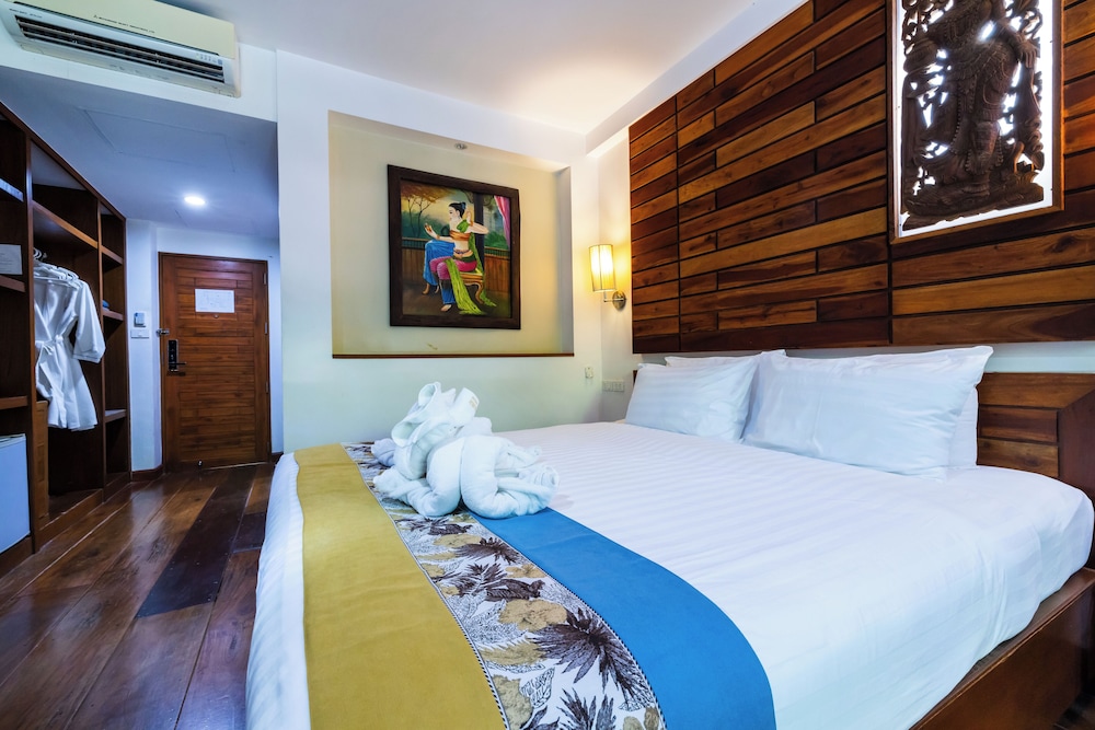 phuket meet holiday hotel