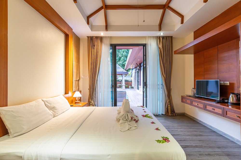 phuket meet holiday hotel