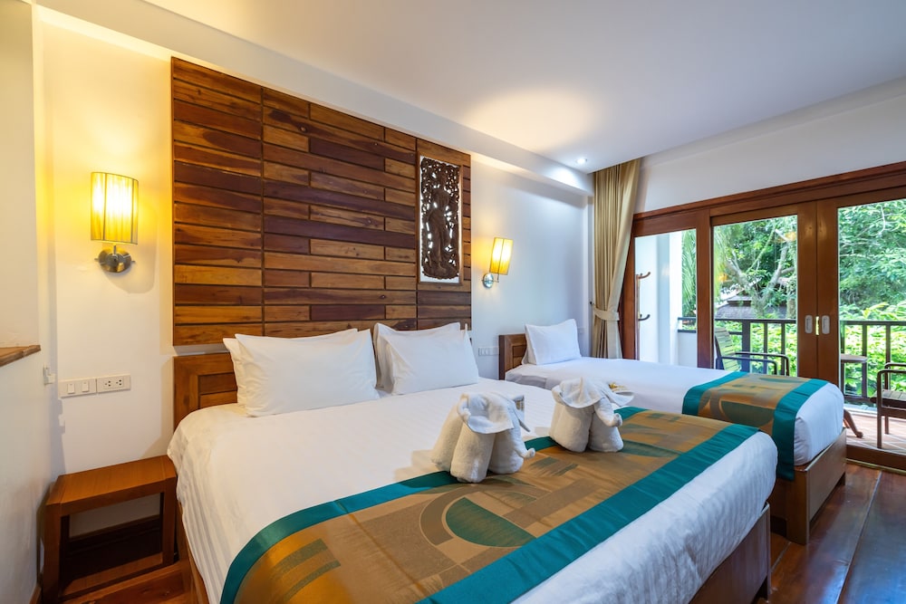 phuket meet holiday hotel