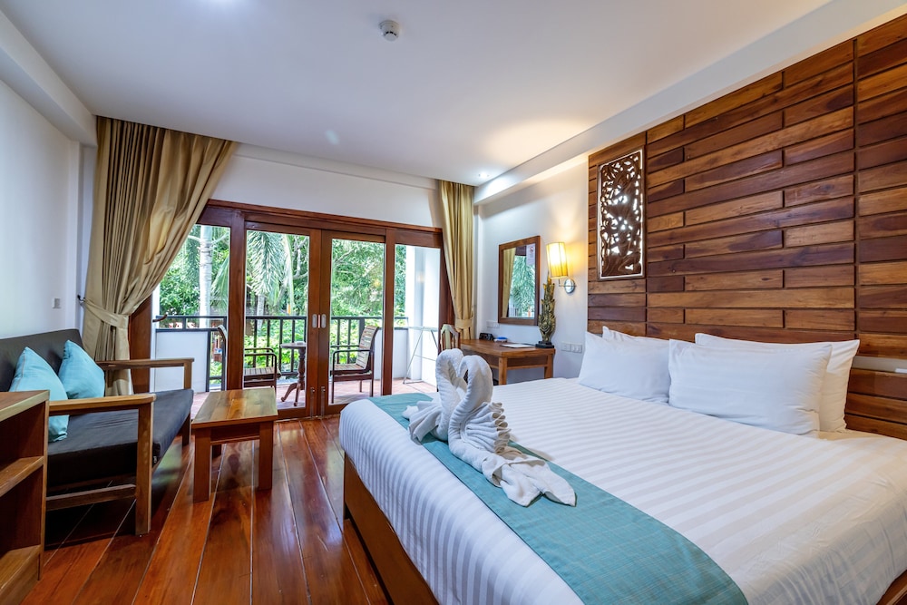 phuket meet holiday hotel