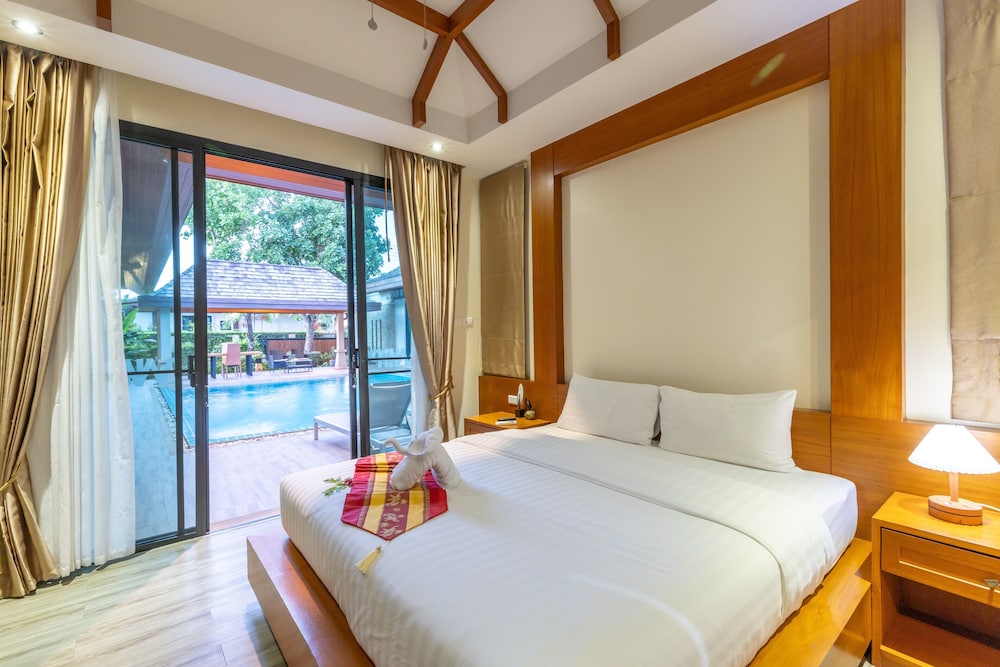phuket meet holiday hotel